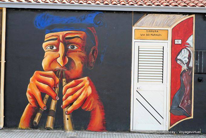 Tinnura, le musicien et la porte en forme de livre, Via dei Murales - Sardaigne