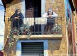 Le vieux couple au balcon, peinture murale de Fonni, Sardaigne.