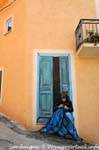 Orgosolo, la couturière sur le pas-de-porte, murales, Sardaigne.