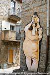 Orgosolo, le femme portant son enfant sur ses épaules, via d'Azeglio, murales, Sardaigne.