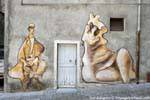 Orgosolo, histoire de famille, fresque sur façade, Via Alcide Gasperi, Sardaigne.