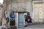 Orgosolo, les deux femmes de la Via Corraine G., Sardaigne.