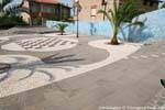 Tinnura, Piazza del Sole, les mosaïques en marbre blanc d'Orosei, marié au gris du basalte, Sardaigne.