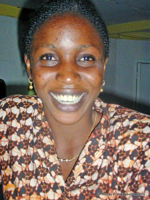 Sourire rire de la serveuse (hôtel Foundiougne) - Sénégal