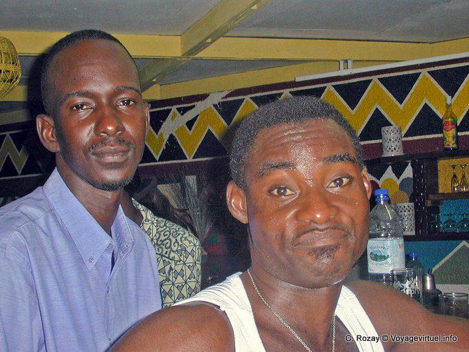 Animateur au bar après la danse (hôtel Foundiougne) - Sénégal