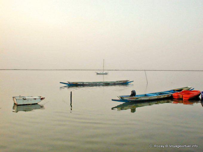 Bateaux au repos sur le fleuve calmé, Sine-Saloum - Sénégal