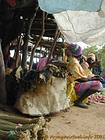 Marchandes palabrant au marché de Foundiougne, Senegal.