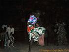 Jeune danseuse en couleur dans la nuit, Senegal.