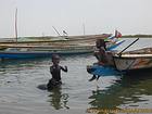 Baignade des gamines dans le fleuve Sine Saloum, Senegal.
