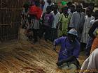 Fabrication du toit de chaume dans un village, Senegal.