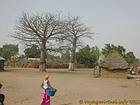 Passante au milieu du village dans les environs de Kaolack, Senegal.