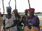 Carré de femmes à boubou dans un village du Sine-Saloum, Senegal.