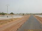 Route défoncée entre sel et terre, Senegal.