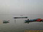 Bateaux au repos sur le fleuve calmé, Sine-Saloum, Senegal.