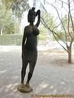Femme-statue dans le jardin de l'hôtel à Foundiougne, Senegal.