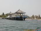 L'éloignement en pirogue depuis le ponton de l'hôtel Foundiougne, Senegal.