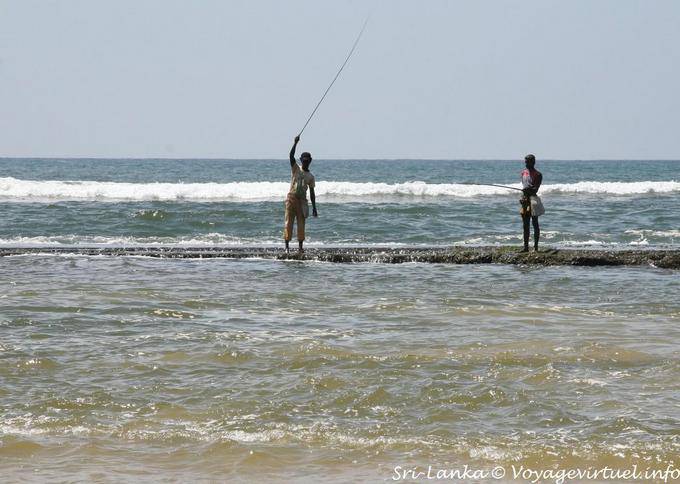 Pêcheurs dans les vagues, Beruwela - Ceylan Sri Lanka