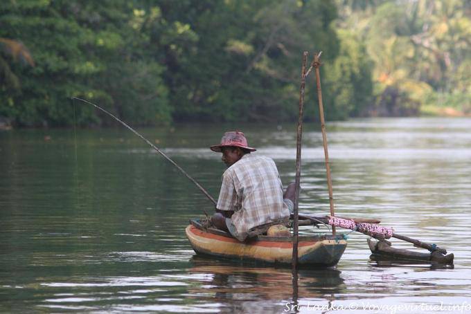 Pêche à la ligne dans l'estuaire de la Bentota - Ceylan Sri Lanka