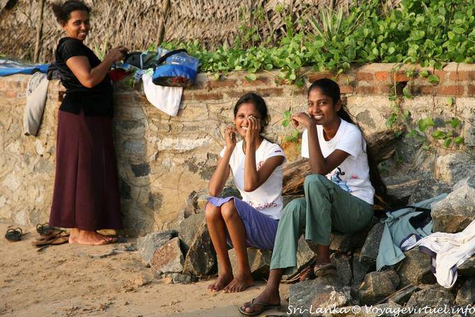 Famille cinghalaise hilare sur la plage, Beruwela - Ceylan Sri Lanka