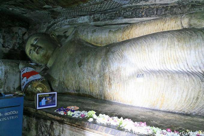 Do not touch reclinig buddha, Cave of Divine King, Raja Maha, Dambulla - Ceylan Sri Lanka
