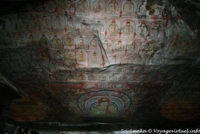 Plafond de la grotte peint de figures bouddhistes, Temple d'Or de Dambulla - Ceylan Sri Lanka