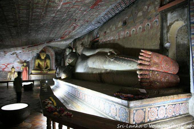 Des pieds à la tête, bouddha couché dans la grotte Devaraja lena, Dambulla cave temple - Ceylan Sri Lanka