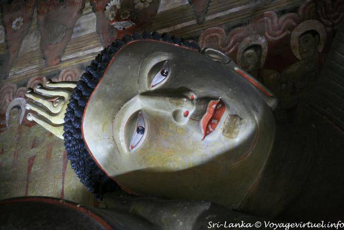 Autre vue sur la tête et le regard du boudha couché, Devaraja lena, dam̆būlū len vihāraya, Dambulla - Ceylan Sri Lanka