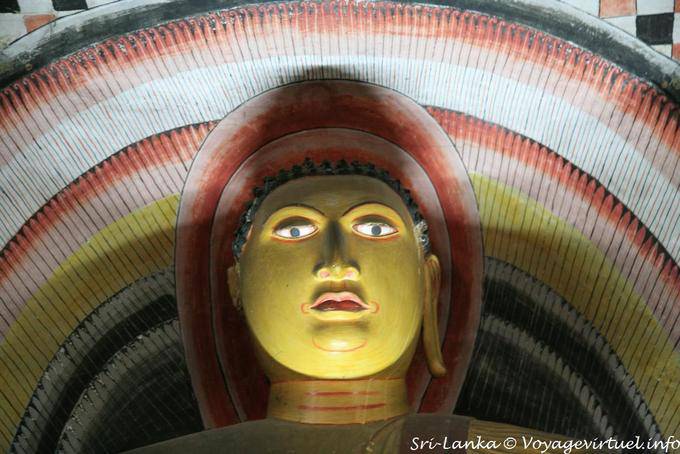 Regard éclairé du bouddha dans l'arc-en-ciel, Maharajalena Cave, Temple d'Or, Dambulla - Ceylan Sri Lanka