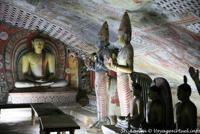 Figures des Bodhisattvas Maitreya et Avalokiteshvara ou Natha, Cave of the Great Kings, Dambulla - Ceylan Sri Lanka