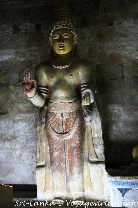 Statue en bois peint du roi Valagamba, main droite en Vitarka mudra et gauche en Varada mudra, Golden Rock Temple, Dambulla - Ceylan Sri Lanka