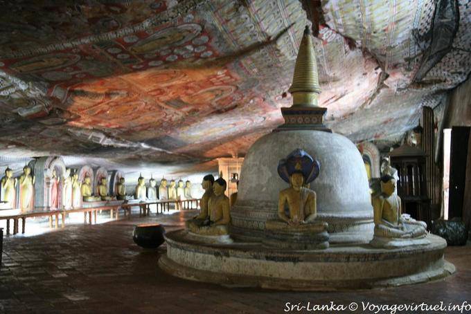 Stupa décrivant la 3e semaine de méditation de Gautama où le cobra le protégea de la pluie, dans la grotte Maharaja Lena, Dambulla - Ceylan Sri Lanka