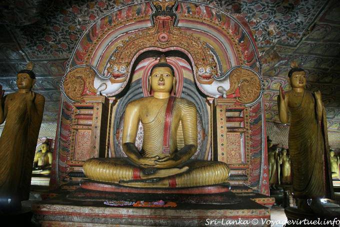 Bouddha sous l'arc du Dragon ou Makara Torana, Maha Alut Viharaya, Golden Rock Temple, Dambulla - Ceylan Sri Lanka