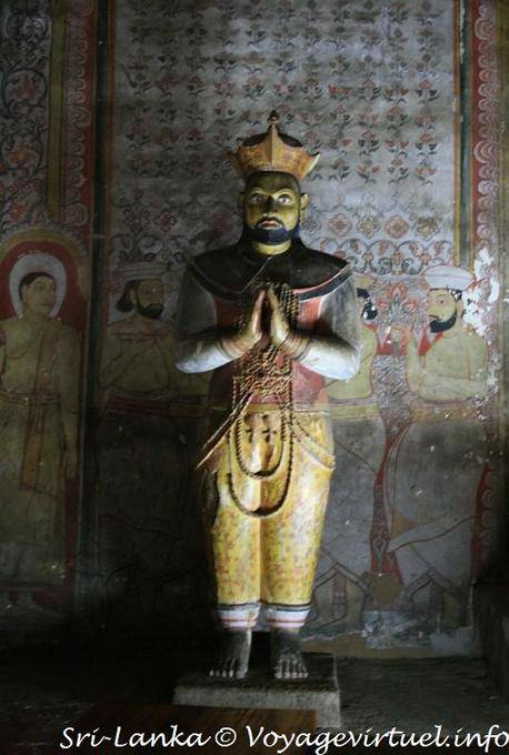 Statue du roi Nissanka Malla de Polonnaruwa (ou Kirti Sri Rajasinha of Kandy) en attitude de prière, Maha Alut Viharaya - Ceylan Sri Lanka