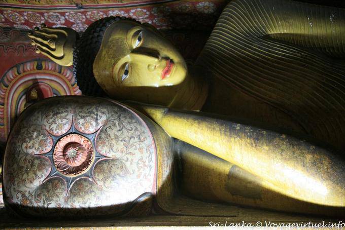Oreiller bouddhiste pour le bouddha couché de brique de la grotte Maha Alut Viharaya, Dambulla - Ceylan Sri Lanka