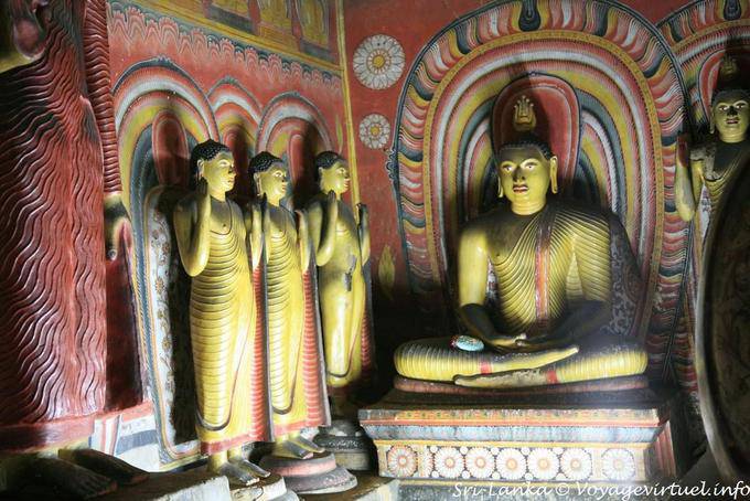 Maha Alut Viharaya, Bouddha assis avec aura, Golden Rock Temple, Dambulla - Ceylan Sri Lanka