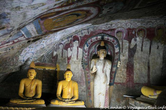 Peintures et bouddhas, intérieur du Pacchima Viharaya, Golden Rock Temple, Dambulla - Ceylan Sri Lanka