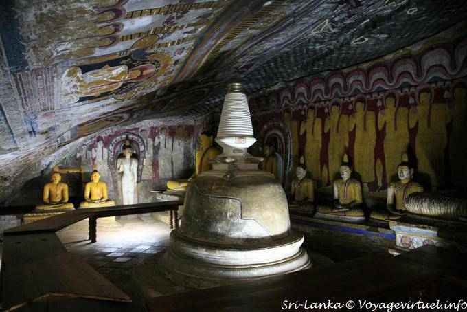 La grotte Pacchima Viharaya avec son stupa central (chetiya) et ses fresques, Dambulla cave temple - Ceylan Sri Lanka