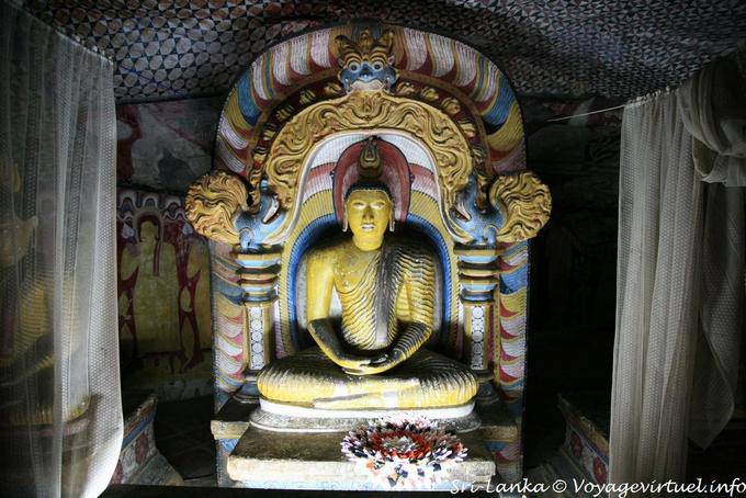 Figures du dragon sur la Makara Torana sous laquelle est assis le bouddha, Pacchima Viharaya, Temple d'Or, Dambulla - Ceylan Sri Lanka