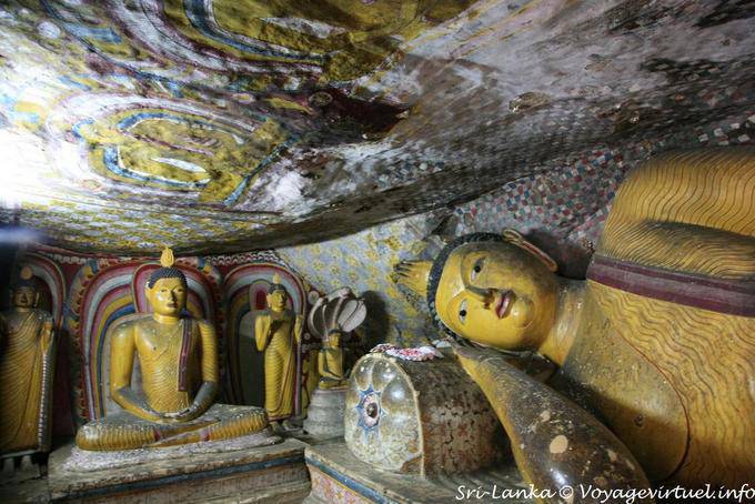 Couché ou en lotus dans la 3ème grotte, Raja Maha Vihara, Dambulla - Ceylan Sri Lanka