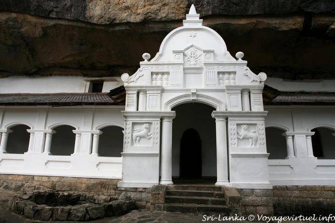 Façade d'une entrée de grotte sous la roche avec lions sculptés, Temple du Rocher d'Or, Dambulla - Ceylan Sri Lanka