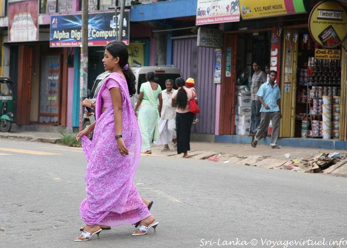 Femme en sari et talons hauts dans une rue de Kandy - Ceylan Sri Lanka