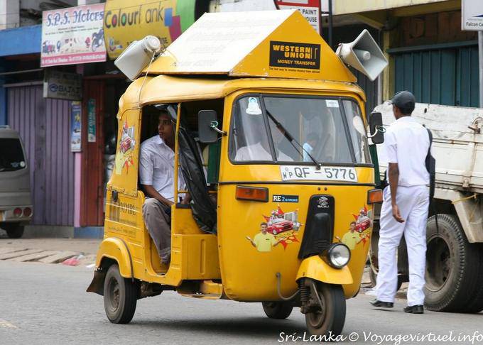 Triporteur ou tuktuk jaune sur base vespa, Kandy - Ceylan Sri Lanka