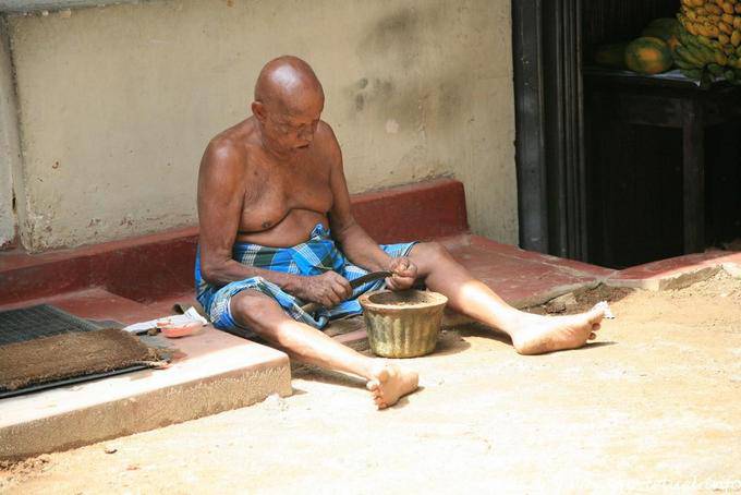 Recueil des graines de piment dans une rue, Kandy - Ceylan Sri Lanka
