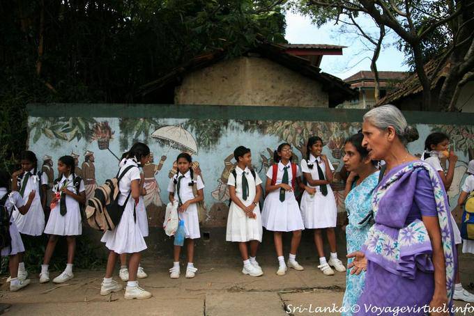 Jeunes filles en uniforme à la sortie de l'école, Kandy - Ceylan Sri Lanka
