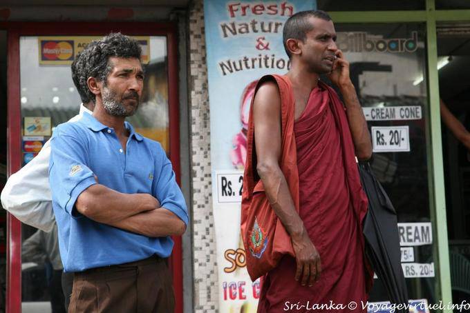 Attente au portable Kandy - Ceylan Sri Lanka