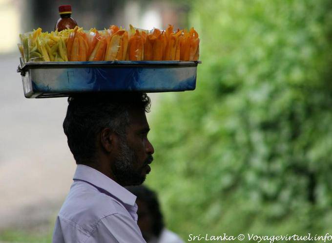 Marchand ambulant avec étal sur la tête, Kandy - Ceylan Sri Lanka
