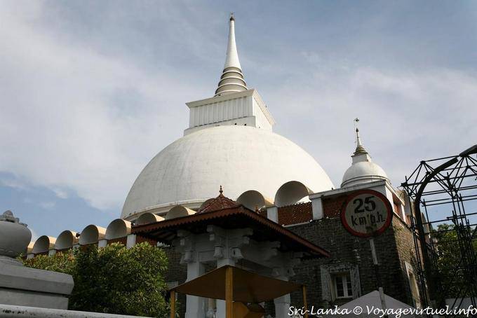 Stupa ou dagoba blanc, Kandy - Ceylan Sri Lanka