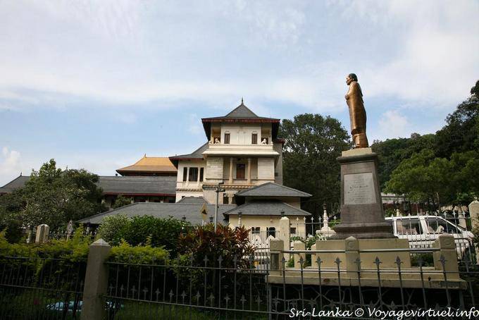 Statue devant le New Palace, Kandy - Ceylan Sri Lanka
