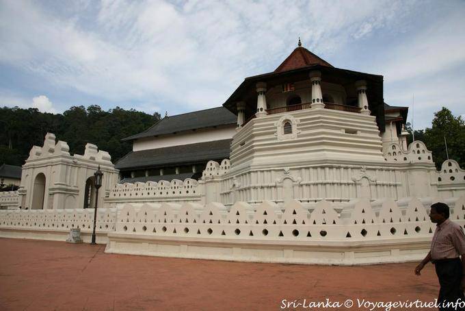 Patthirippua et Mahawahalkada du temple de la Dent Sacrée, Kandy - Ceylan Sri Lanka