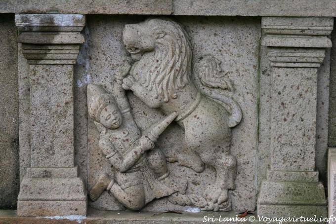 Combat contre le lion, bas-relief en façade, Dalada, Kandy - Ceylan Sri Lanka